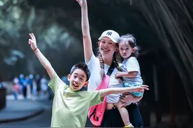 陈小春应采儿渴望要女儿？小儿子打扮似小公主，网友：当女儿养吗图片