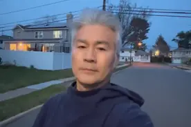 60岁老戏骨移居美国，单身无娃养俩狗作伴，满头白发坦言生活枯燥图片