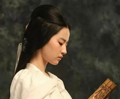 貂蝉被曹操送给关羽后，次日就自尽了，关羽对貂蝉做了什么？