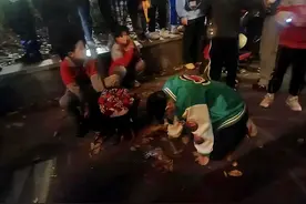 男孩求复合遭拒跪地一天一夜，偏激的“恋爱观”不可取图片