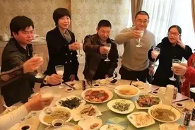 老板请乌海小伙吃饭，没想到酒菜端上来的时候，这小伙子傻了眼图片