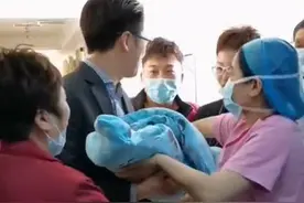 “踩生”不是迷信，第一个抱新生儿的人有讲究，影响宝宝一生图片