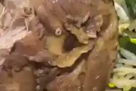 西昌学院食堂饭菜中疑似吃出蛆虫？校方通报：已组建工作专班调查核实，相关部门已介入图片