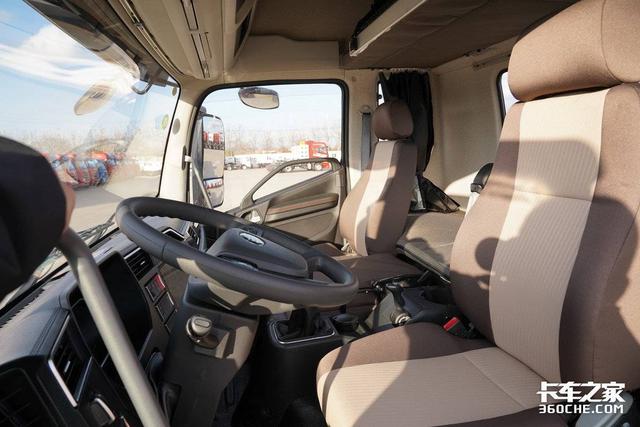 260马力6米8载货车，配同级最宽驾驶室，解放JK6中卡合规拉10吨