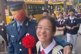 哥哥服役归来，穿着正装突然出现在妹妹的放学路上，“今天有哥哥牵手回家的放学路，好不一样~”图片