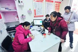 为何有些老人说请保姆养老不靠谱？七旬大爷：他们多半没做到这些图片