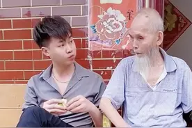 许华升曝爷爷近况，晒照怀念与爷爷互相追逐时，言语中充满感激图片