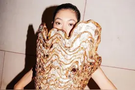 巴黎时装周让腹肌猛男模特穿蕾丝吊带？！网友吐槽：太辣眼睛…图片