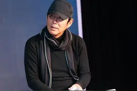 67岁陈道明老了更时髦：西装革履，POLO衫叠穿，卫衣混搭好有型图片