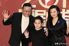 75岁王刚现状：白发老态的自己，儿子上刚初中，妻子依旧风韵犹存图片