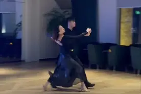 51岁王琳沉迷跳探戈，长腿纤腰似年轻姑娘，肌肤雪白女人味十足图片