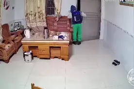 心酸！赣州11岁孩子摸黑上学，父亲千里外看着监控含泪目送图片