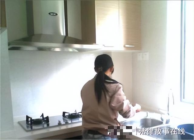 荒唐！丈夫夜夜求欢，妻子难以承受，设局灌醉保姆助丈夫性侵