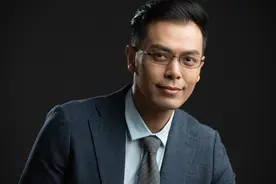 人到中年，为什么看近，拿掉眼镜才能看得清？图片