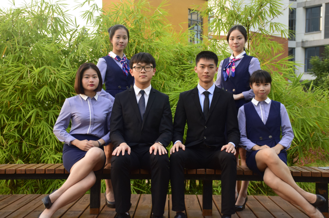 “倒水太满”被辞女生：拿到离职工资