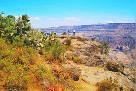 世界上最大的裂谷，被称为“地球伤疤”，这就是著名的东非大裂谷图片