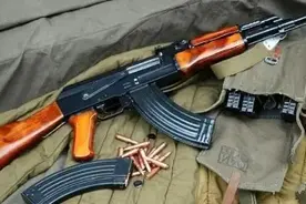 AK47自动步枪，中国“五六式”冲锋枪的原型，曾制造上百万支图片