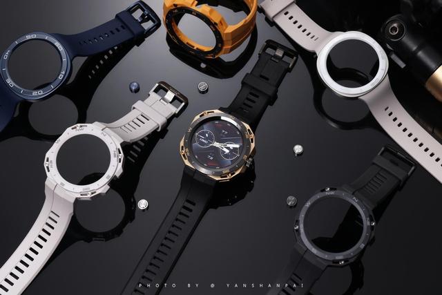 �ܴ�һ���̫���ģ���Ϊ�׿�ɻ����������ֱ�WATCH GT Cyber����