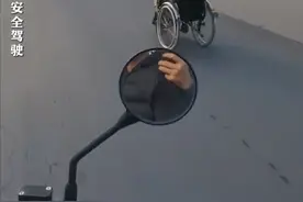 大爷坐电动轮椅马路上疾驰，目击者：想提醒他开慢点，自己电驴力不从心图片