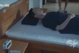 《你是我的人间烟火》杨洋“一本正经”的睡姿引热议，相当于脖子上吊了16瓶矿泉水图片