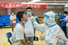 211高校教师，上班期间喝酒插队打同事，学校处理结果引网友议论图片