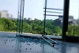 阳台装了钢化玻璃，突然自爆？是天气原因还是质量问题？图片