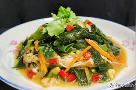 金针菇拌裙带菜：一道春天“补钙”好菜！经常来一盘，好做又好吃图片