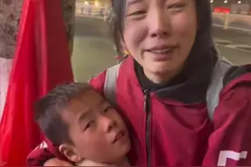 重庆带俩娃摆摊妈妈后续 ！老公自杀，二婚被赶出门，更多细节被扒图片