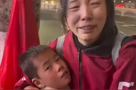 重庆带俩娃摆摊妈妈后续 ！老公自杀，二婚被赶出门，更多细节被扒图片