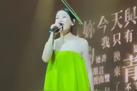 刘若英现身巴黎开演唱会，身材圆润肩膀壮实，唱歌跑调遭吐槽图片