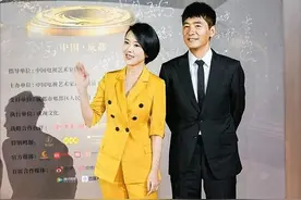 怪不得西装一直不过时，像颜丹晨这么搭配，想要显老都挺难的图片