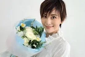 日本女星米仓凉子在泳池旁自曝这件事超不擅长图片