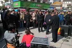 广东一残疾人街头卖艺遭城管驱赶，愤怒回怼：国家还不允许贪污呢图片