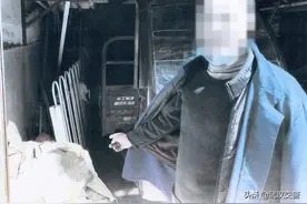 为了方便进货做生意，一男子私拆交通护栏图片