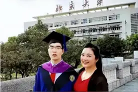 1988年，湖北女教师生下脑瘫儿，遭丈夫抛弃，19年后儿子考上北大图片