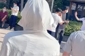 靳东回济宁老家在小区排队测核酸，工作人员认出后激动录两次信息图片
