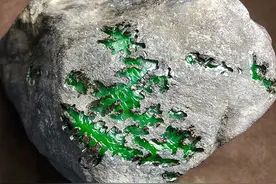 男子花4000元买回一块石头，一刀下去10万，三刀切出千万级翡翠图片