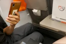 【普法:偷拍】女子高铁遭陌生男人偷拍大腿，还被发到微信群图片