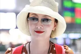 陶虹50岁还敢挑战少女打扮，穿连衣裙配帽子，不俗反而美出新高度图片