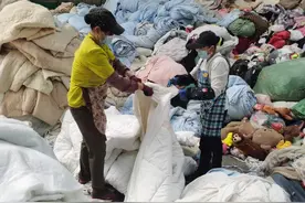 你还在把旧衣服丢进回收箱？那是在给别人送钱啊！图片