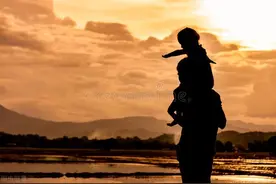 爸妈财产都给了哥哥，又问已婚的我要生活费，我该给吗？图片