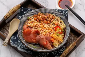 面馆蹭热点，申请“强哥猪脚面”商标图片