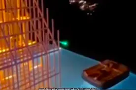 男子在无边泳池险坠入山谷，酒店回应：安全员9点下班，如果我们看到了就提醒，没看到是客人私自操作图片