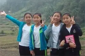 山东四胞胎“冰清玉洁”，上同所大学还住一间宿舍，回头率极高图片