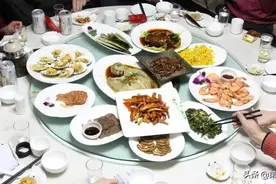 参加酒局，不懂礼仪早晚会得罪人！掌握5点，让别人对你刮目相看图片