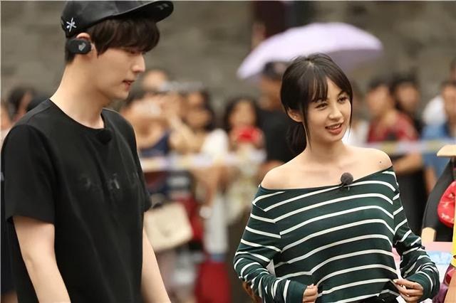 李菲儿上热搜引热议:晒身材的她,为何一直不温不火?