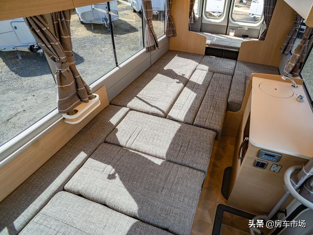 丰田考斯特商旅房车，内部空间大床位多，核载10人停车睡5人