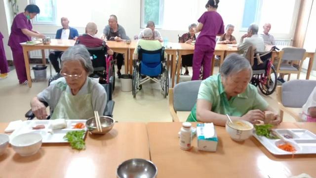 宛如春风拂花海