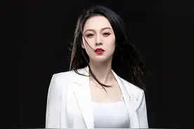 中国网红歌手唐艺：靠着抖音成为红人，前婆婆称她是“好儿媳”图片