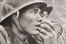 1984年老山战役前夜，百名战士光脚走到老山图片